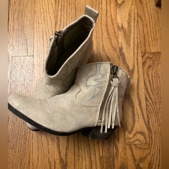Big Buddha Light Gray Suede Western Ankle Booties with Fringe - Picture 4 of 9